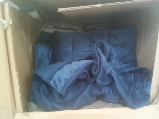 PALLET OF 4 BOXES CONTAINING PILLOWS & BEDDING