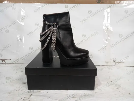 BOXED PAIR OF LAMODA PLATFORM BLOCK HEELED ANKLE BOOTS IN BLACK W. SILVER EFFECT CHAIN DETAIL UK SIZE 3