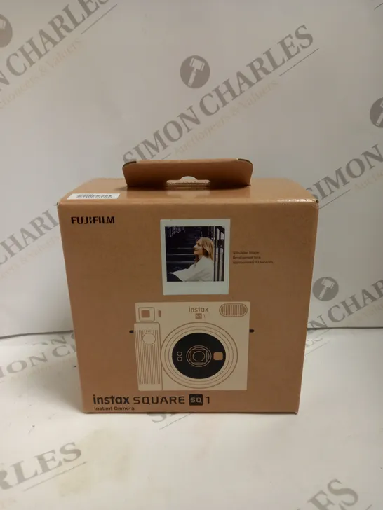 BOXED FUJIFILM INSTAX SQUARE SQ1 INSTANT CAMERA IN CHALK WHITE