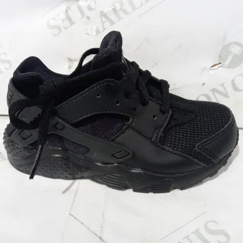 BOXED PAIR OF DESIGNER CHILDREN'S SHOES IN THE STYLE OF NIKE IN BLACK UK SIZE 10.5