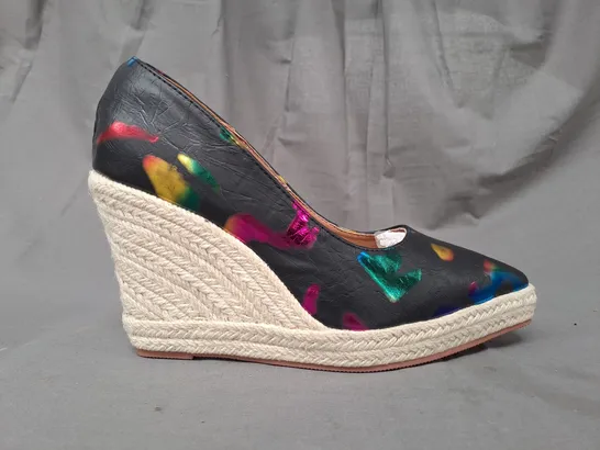 BOXED PAIR OF DESIGNER POINTED TOE HIGH WEDGE SHOES IN BLACK/MULTICOLOUR EU SIZE 41