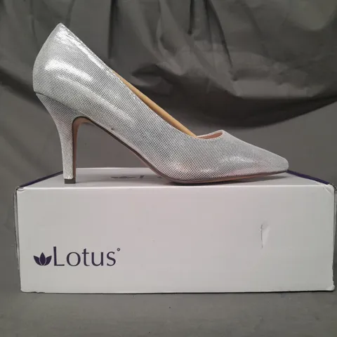 BOXED PAIR OF LOTUS POINTED TOE HEELED SHOES IN SILVER/MULTICOLOUR UK SIZE 6