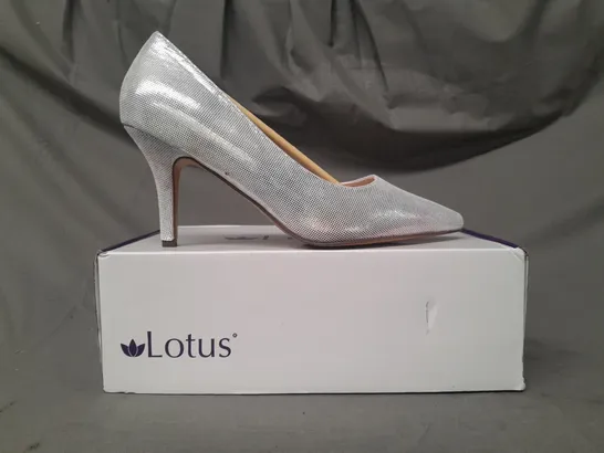 BOXED PAIR OF LOTUS POINTED TOE HEELED SHOES IN SILVER/MULTICOLOUR UK SIZE 6