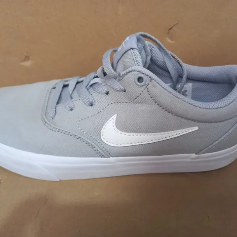 BOXED PAIR OF DESIGNER TRAINERS IN THE STYLE OF NIKE IN GREY UK SIZE 7.5