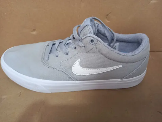 BOXED PAIR OF DESIGNER TRAINERS IN THE STYLE OF NIKE IN GREY UK SIZE 7.5