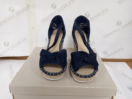BOXED PAIR OF MARC FISHER WEDGED SANDALS (BLUE/BEIGE, SIZE 8W)