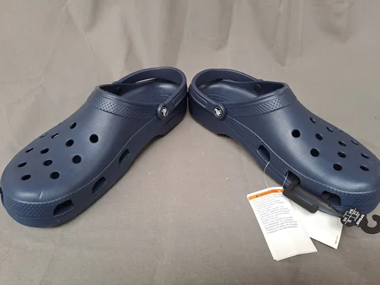 PAIR OF CROCS CLASSIC IN NAVY UK SIZE M14