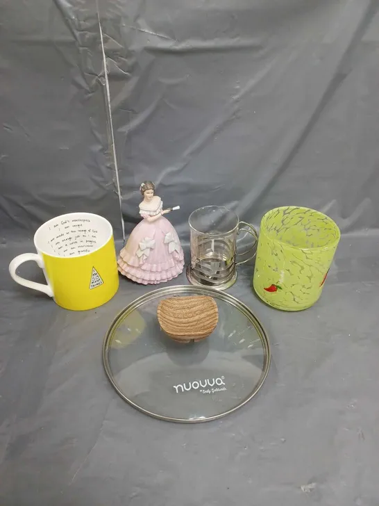 APPROXIMATELY 13 KITCHEN AND HOMEWARE ITEMS TO INCLUDE MUGS, SAUCEPAN LID AND A LADY ORNAMENT