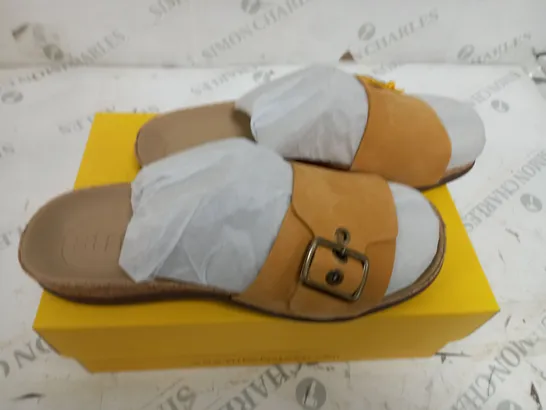 BOXED STRIVE PAROS IN SUNFLOWER SIZE 6 