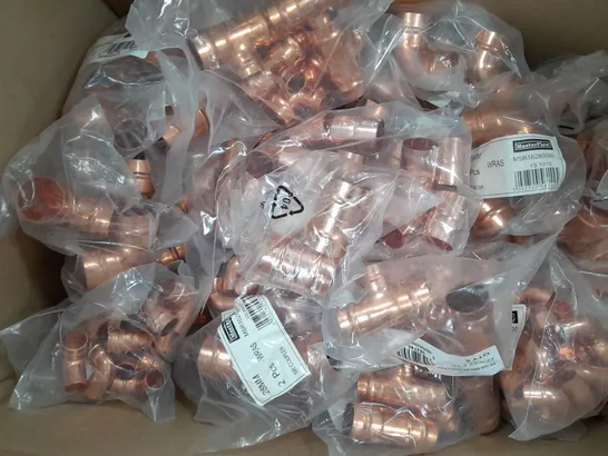 APPROXIMATELY 900 ASSORTED MASTERFLOW COPPER PIPE FITTINGS TO INCLUDE SOLDER RING ELBOW, SOLDER RING REDUCER TEE, ENDFEED COUPLER ETC