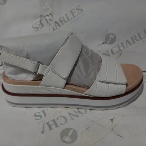 BOXED PAIR OF VIONIC FAUX LEATHER SANDALS IN WHITE UK SIZE UNSPECIFIED