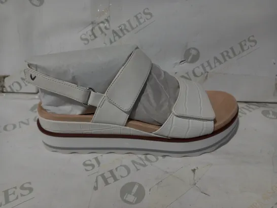 BOXED PAIR OF VIONIC FAUX LEATHER SANDALS IN WHITE UK SIZE UNSPECIFIED