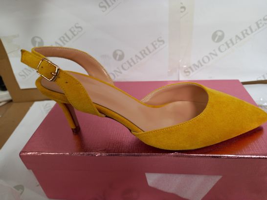 BOXED PAIR OF YELLOW FELT TOUCH HEELS