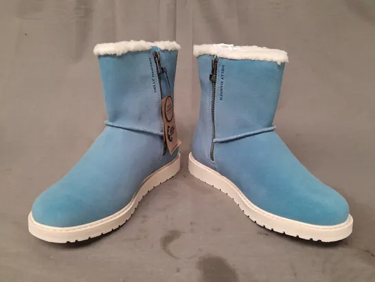 BOXED PAIR OF HELLY HANSEN ANNABELLE BOOTS IN BLUE UK SIZE 4