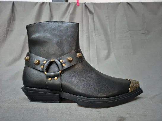 BOXED PAIR OF KOI SOULRENDER MEN'S HARDWARE COWBOY BOOTS IN BLACK/ANTIQUE BRONZE UK SIZE 11