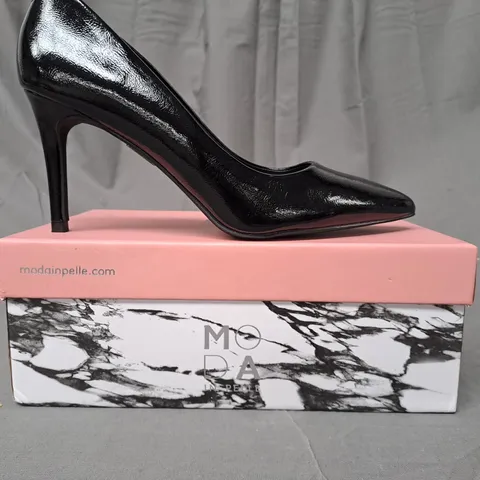 BOXED PAIR OF MODA IN PELLE CASSADEE POINTED TOE HEELS IN BLACK EU SIZE 40