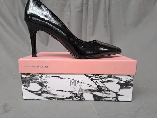 BOXED PAIR OF MODA IN PELLE CASSADEE POINTED TOE HEELS IN BLACK EU SIZE 40