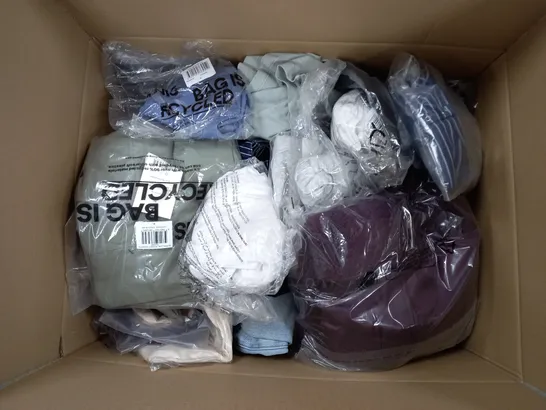 LARGE QUANTITY OF ASSORTED CLOTHING TO INCLUDE ZIP FLEECE, TOP, ETC