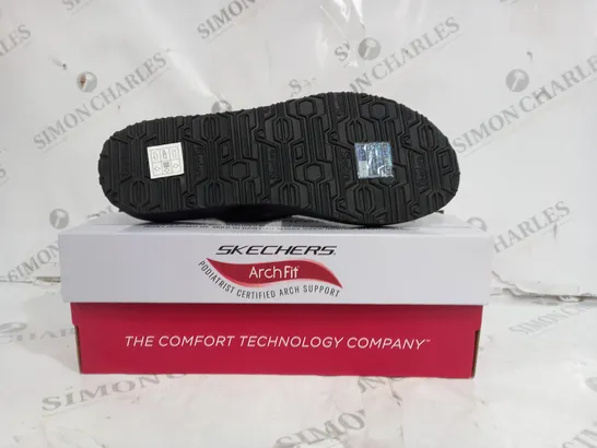 BOXED PAIR OF SKECHERS ARCHFIT SANDAL IN BLACK SIZE 7