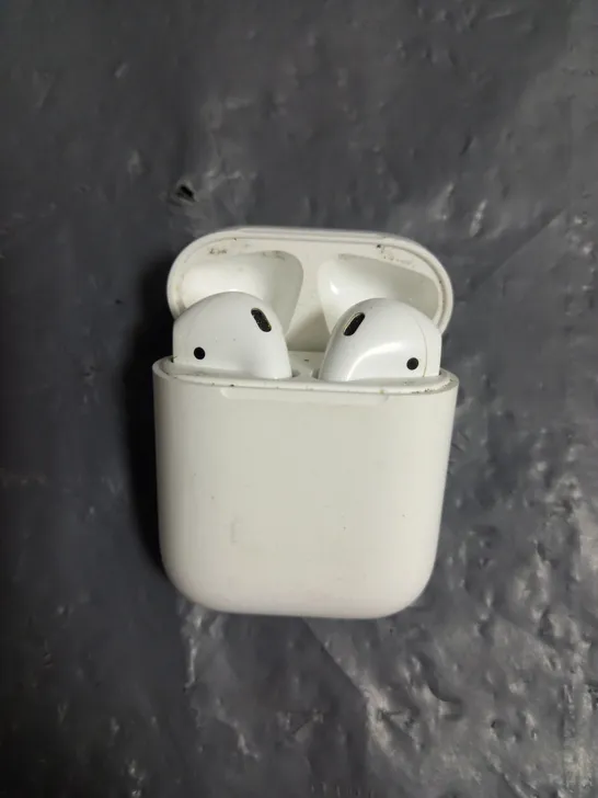 PAIR OF APPLE AIRPODS IN WHITE