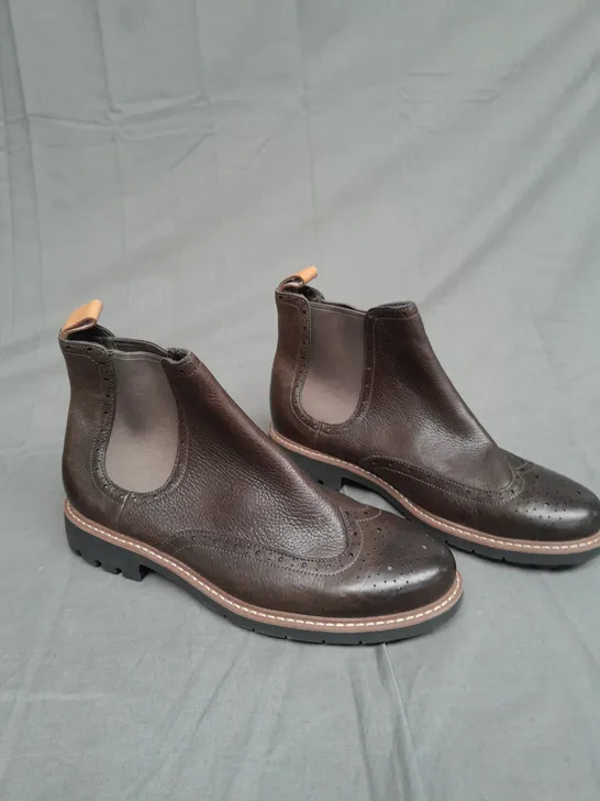 BOXED PAIR OF CLARKS BROWN SLIP ON BOOTS SIZE 9 