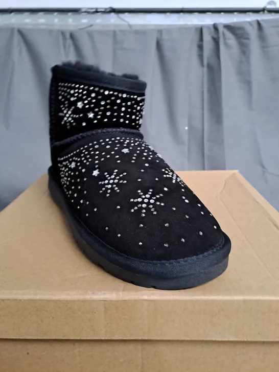 BOXED PAIR OF BONOVA SPARKLE SHEEPSKIN BOOTS BLACK SIZE 5