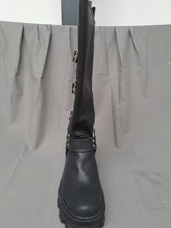 BOXED PAIR OF PRETTY LITTLE THING FAUX LEATHER BUCKLE DETAIL KNEE-HIGH BOOTS IN BLACK UK SIZE 8