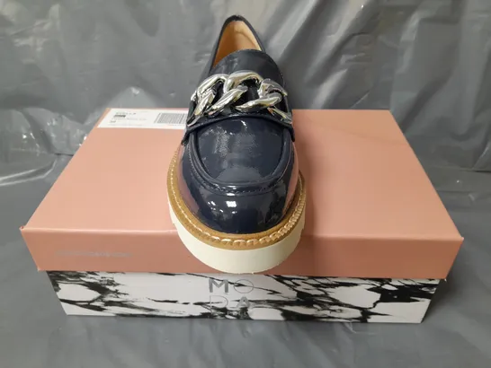 BOXED PAIR OF MODA IN PELLE CHUNKY LOAFERS IN NAVY W. SILVER EFFECT CHAIN SIZE 6