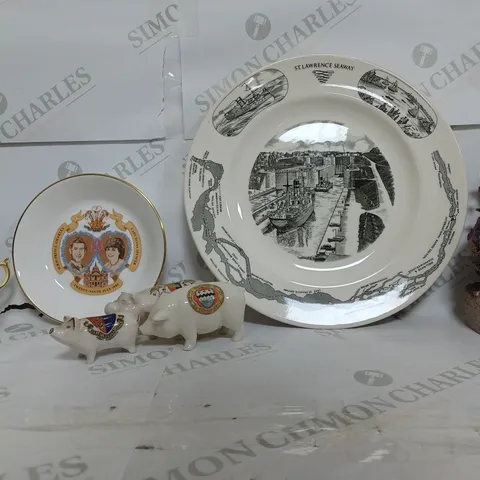 BOX OF APPROXIMATELY 6 ASSORTED ITEMS TO INCLUDE - ST LAWRENCE SEAWAY PLATE - ROYAL PLATE JULY 1981 - SOUTHPORT PIG ETC - COLLECTION ONLY