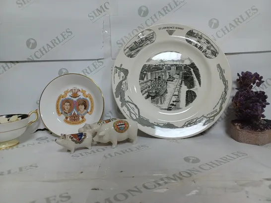 BOX OF APPROXIMATELY 6 ASSORTED ITEMS TO INCLUDE - ST LAWRENCE SEAWAY PLATE - ROYAL PLATE JULY 1981 - SOUTHPORT PIG ETC - COLLECTION ONLY