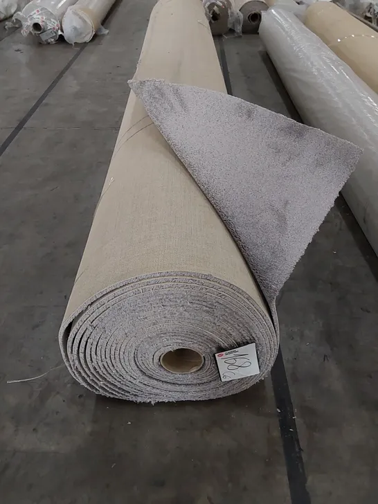 ROLL OF QUALITY CARPET SILVER/GREY  // SIZE: APPROXIMATELY 4 X 25m