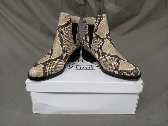 BOXED PAIR OF STEVE MADDEN CADE LEATHER ANKLE BOOTS IN BEIGE EU SIZE 36