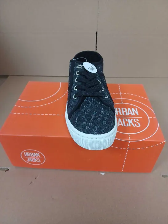 BOXED PAIR OF URBAN JACKS PALM SPRINGS TRAINERS IN BLACK - 5