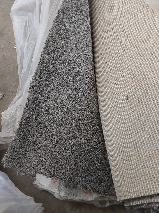 ROLL OF QUALITY PARK LANE LIGHT GREY CARPET // SIZE: APPROXIMATELY 5 X 5.6m