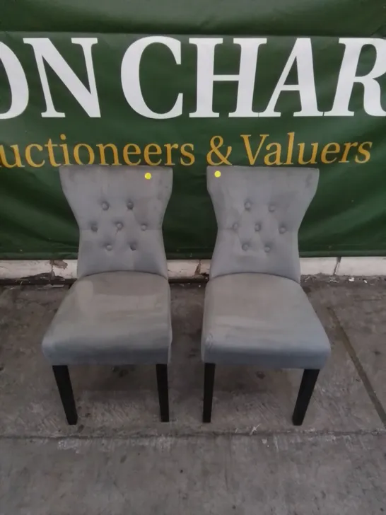 2 X DESIGNER LUXURY GREY FABRIC BUTTON BACK, STUDDED DINING CHAIRS 