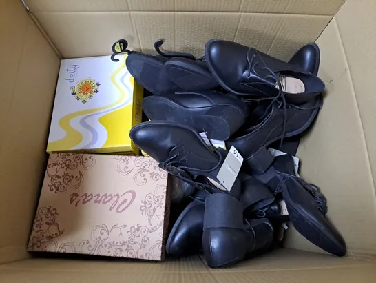 APPROXIMATELY 10 PAIRS  OF ASSORTED SHOES TO INCLUDE BOXED AND UNBOXED HEELS AND BOOTS