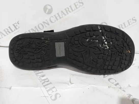 BOXED PAIR OF SKECHERS REGGAE SLIM SIMPLY STRETCH BLACK SANDALS - SIZE 8