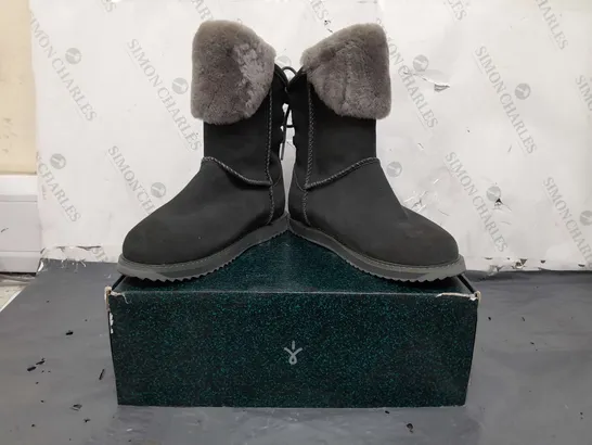 BOXED PAIR OF EMU AUSTRALIA BOOTS IN DARK GREY SIZE 6