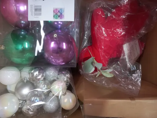 BOX OF APPROXIMATELY 10 ASSORTED DECORATIVE HOUSEHOLD ITEMS TO INCLUDE HALLOWEEN WREATH, CHRISTMAS BAUBLES, ETC