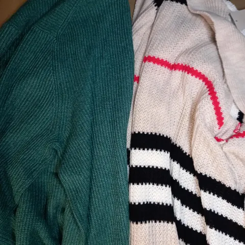 BOX OF APPROXIMATELY 10 ASSORTED CLOTHING AND FASHION ITEMS TO INCLUDE DESIGNER KNITTED CARDIGAN IN WHITE/RED/BLACK SIZE UNSPECIFIED, DESIGNER JUMPER IN GREEN SIZE XL, ETC