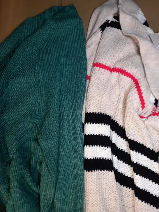 BOX OF APPROXIMATELY 10 ASSORTED CLOTHING AND FASHION ITEMS TO INCLUDE DESIGNER KNITTED CARDIGAN IN WHITE/RED/BLACK SIZE UNSPECIFIED, DESIGNER JUMPER IN GREEN SIZE XL, ETC