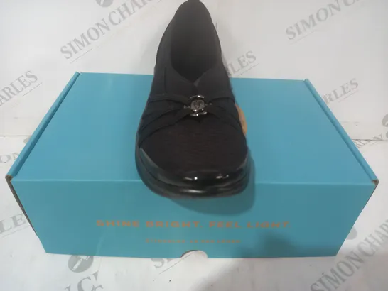 BOXED PAIR OF BZEES SHOES IN BLACK SIZE 7