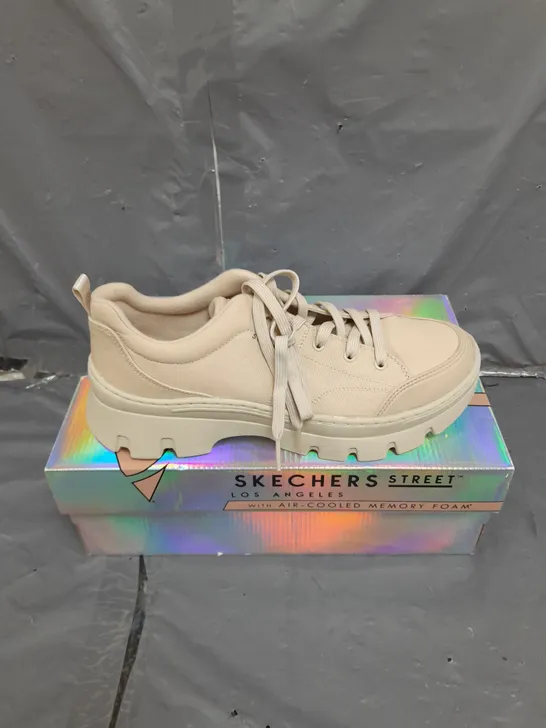 BOXED PAIR OF SKECHERS STREET MEMORY FOAM TRAINERS IN OFF WHITE SIZE 6