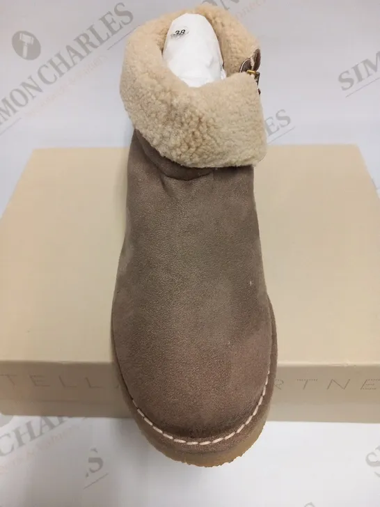 BOXED PAIR OF STELLA MCCARTNEY KICKAPOO LOW BOOT PEBBLE SIZE 38