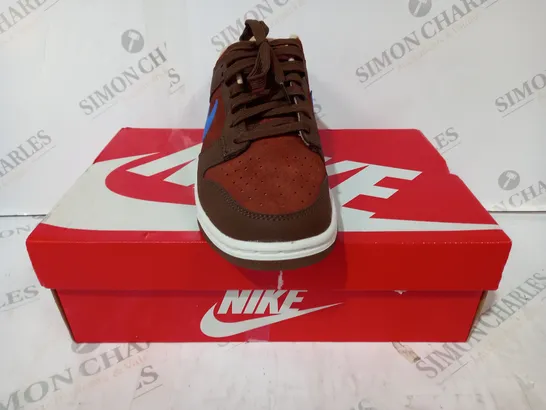 BOXED PAIR OF NIKE DUNK LOW RETRO PRM SHOES IN BROWN/BLUE UK SIZE 7