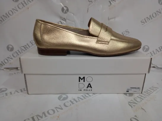 BOXED PAIR OF MODA IN PELLE ADELYN GOLD LEATHER UNLINED FLAT LOAFER IN SIZE 40