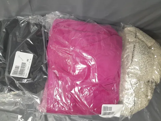 BOX OF APPROXIMATELY 10 ASSORTED CLOTHING AND FASHION ITEMS IN VARIOUS STYLES, SIZES, AND COLOURS - COLLECTION ONLY