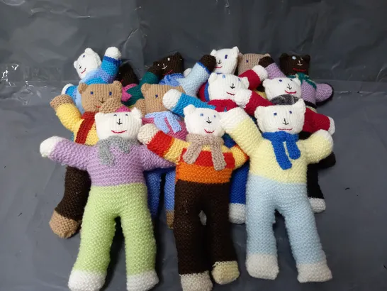 LOT OF APPROX 12 KNITTED BEARS IN ASSORTED COLOURS