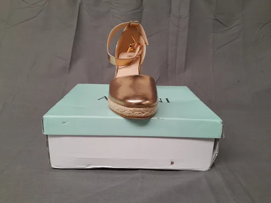 BOXED PAIR OF AJVANI COLLECTION CLOSED TOE WEDGE SHOES IN METALLIC ROSE GOLD UK SIZE 6