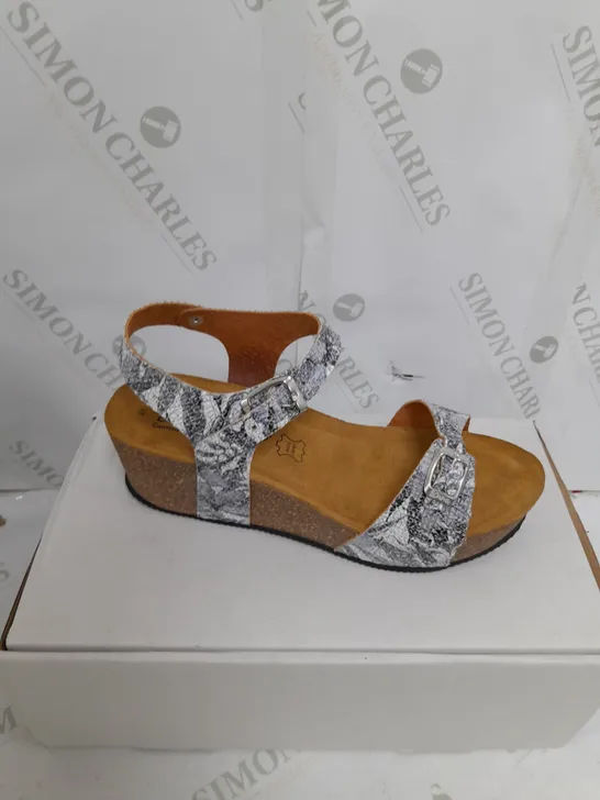 BOXED PAIR OF BONOVA BLOCK HEIGHT SANDALS SIZE 8 